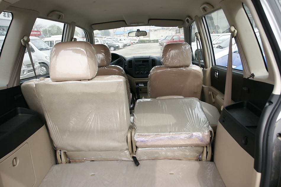 哈飞赛马后备厢