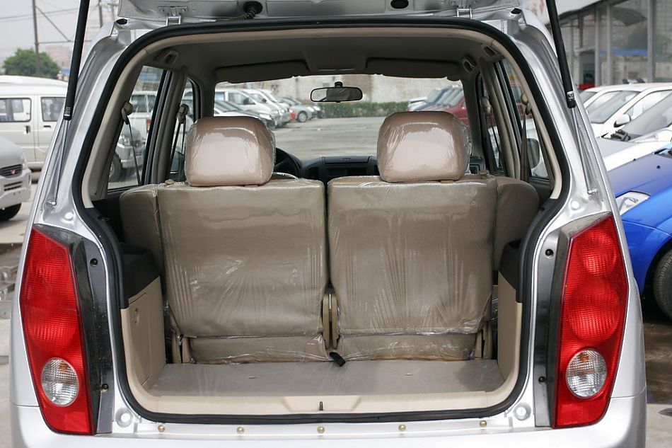 哈飞赛马后备厢