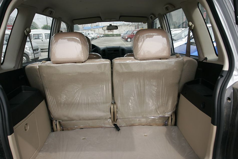 哈飞赛马后备厢