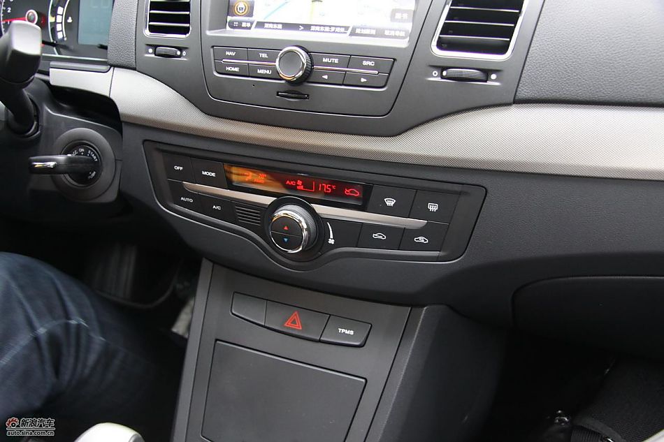 新浪汽车深圳试驾荣威350-内饰