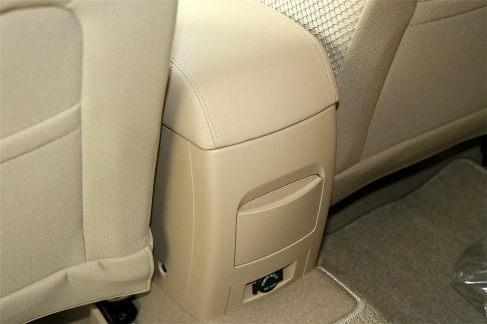 2013款 350S 1.5L AT 迅达版 座椅空间