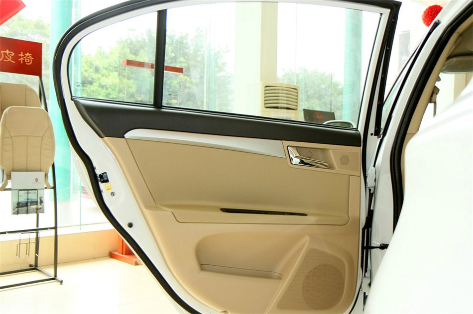 2013款 350S 1.5L AT 迅达版 座椅空间