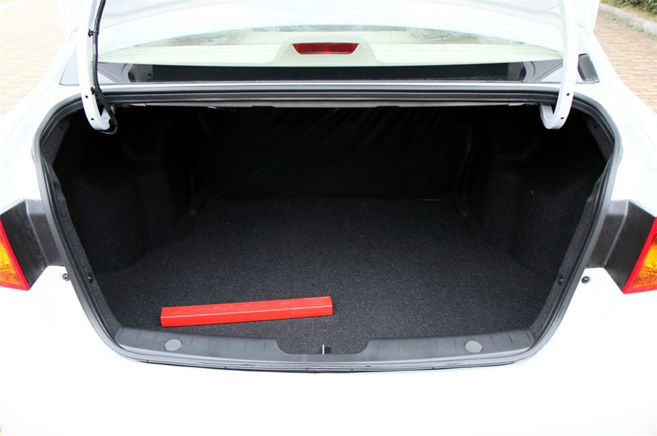 2013款 350S 1.5L AT 迅达版 座椅空间