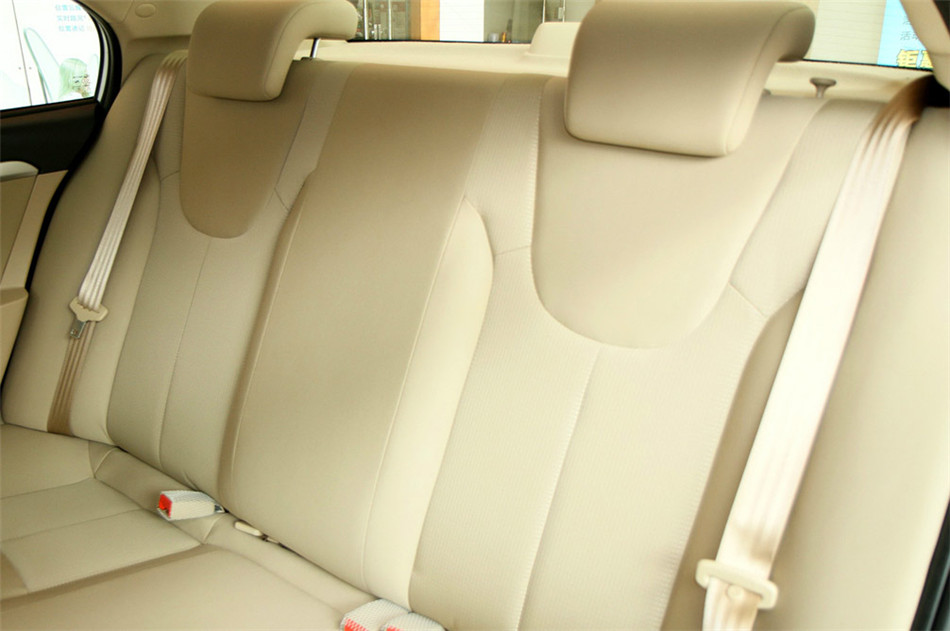 2013款 350S 1.5L AT 迅达版 座椅空间