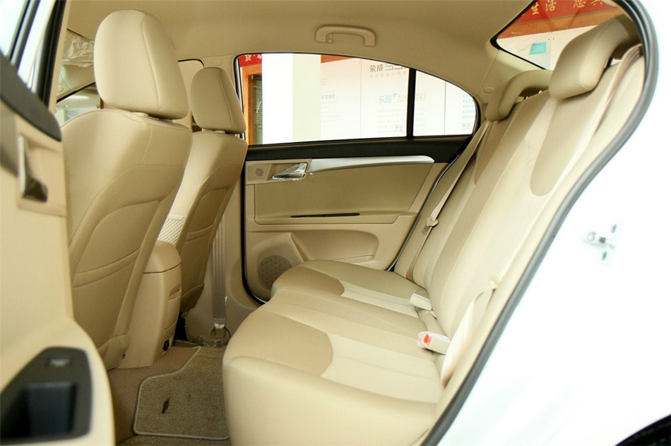 2013款 350S 1.5L AT 迅达版 座椅空间