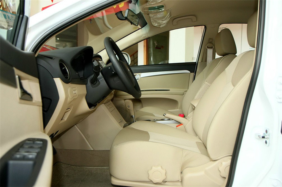 2013款 350S 1.5L AT 迅达版 座椅空间