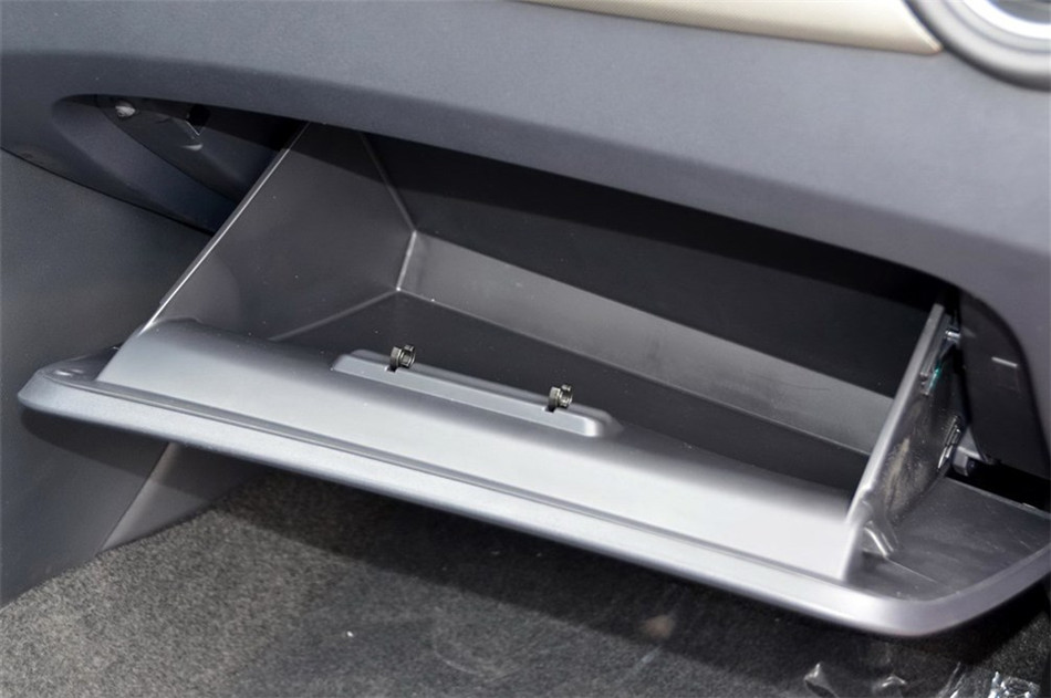 荣威350 2014款 350C 1.5L AT 迅悦版 内饰