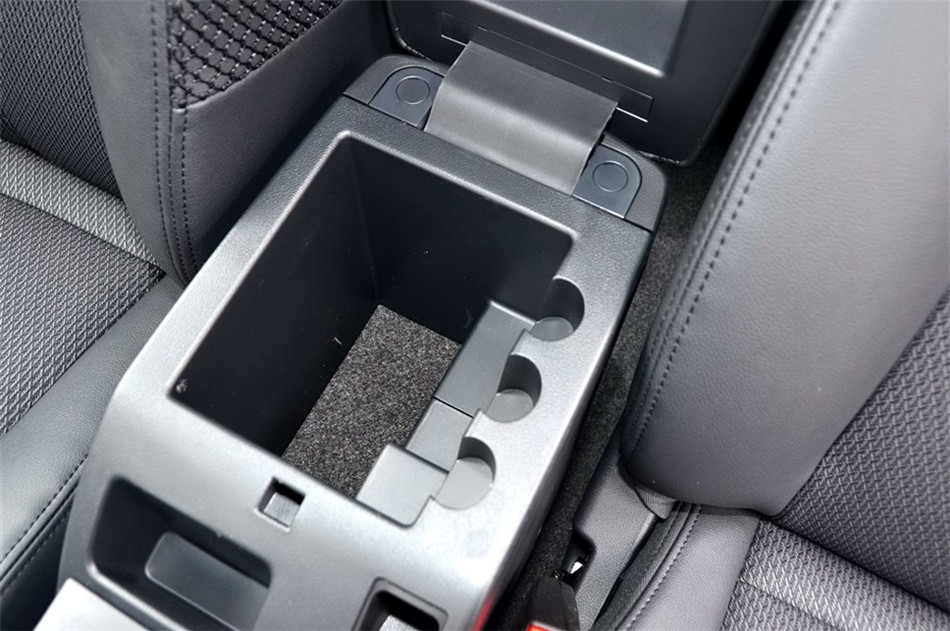 荣威350 2014款 350C 1.5L AT 迅悦版 座椅空间