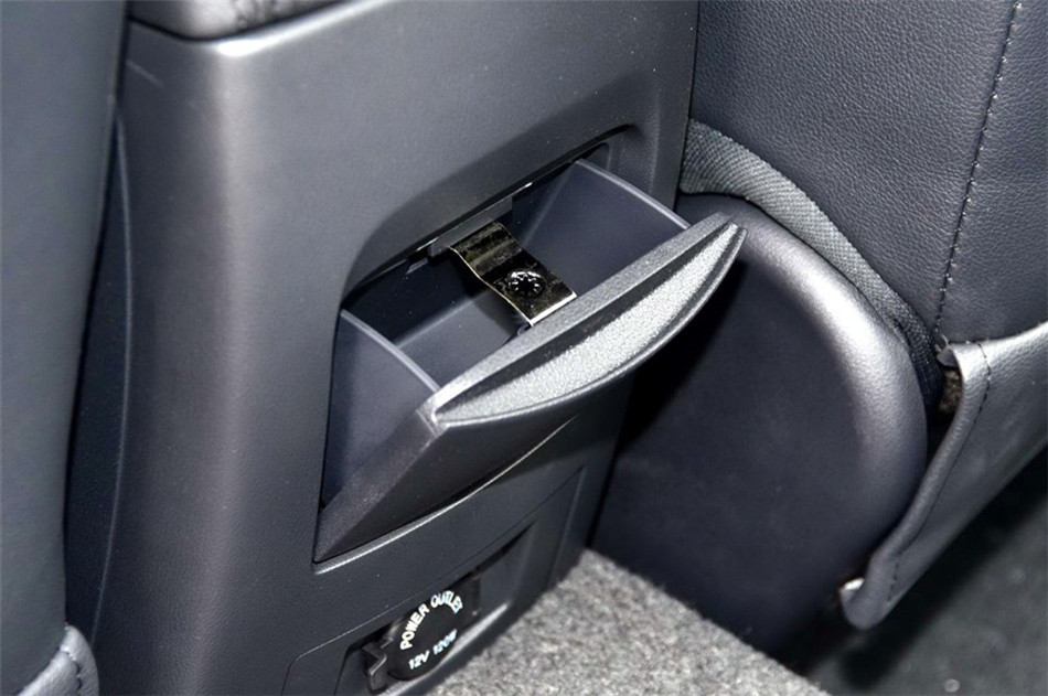 荣威350 2014款 350C 1.5L AT 迅悦版 座椅空间