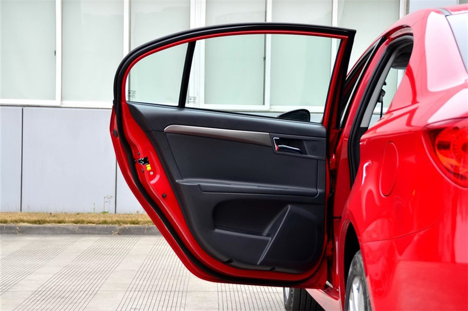 荣威350 2014款 350C 1.5L AT 迅悦版 座椅空间