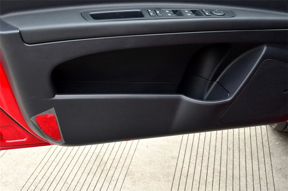 荣威350 2014款 350C 1.5L AT 迅悦版 座椅空间