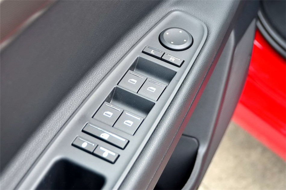 荣威350 2014款 350C 1.5L AT 迅悦版 座椅空间