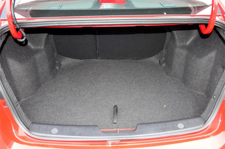 荣威350 2014款 350C 1.5L AT 迅悦版 座椅空间