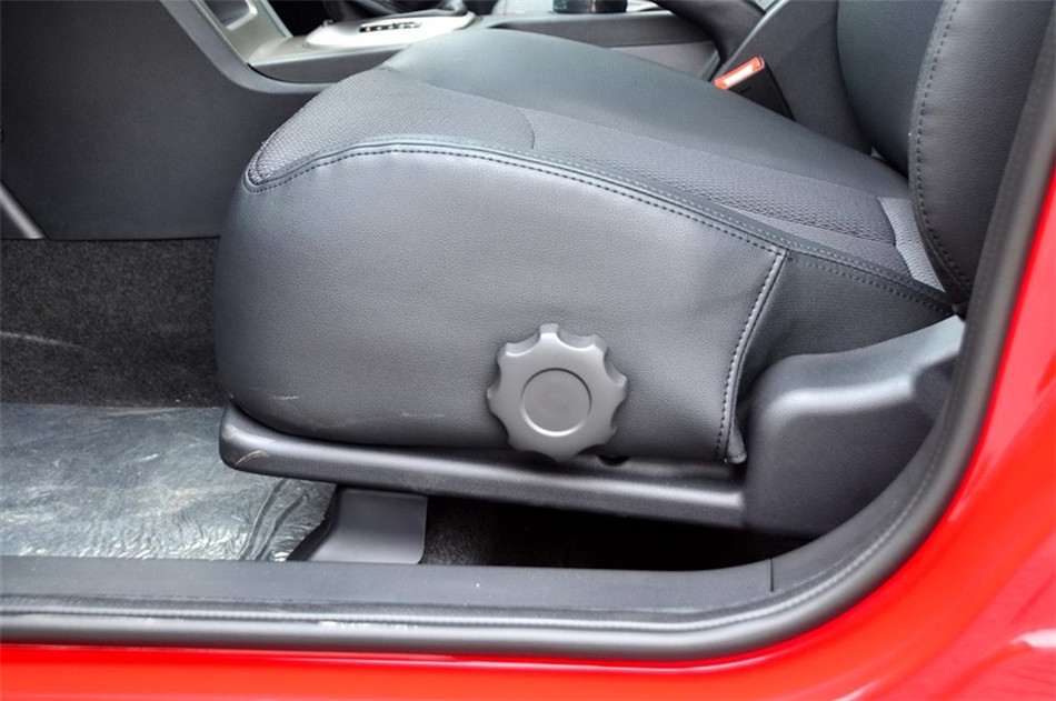 荣威350 2014款 350C 1.5L AT 迅悦版 座椅空间