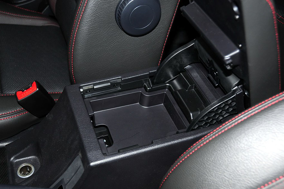 2015款 2.0T 手动四驱精英型 座椅空间