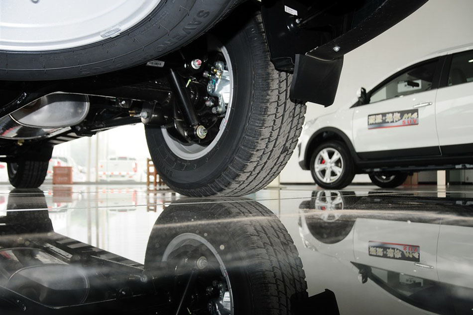 2015款 2.0T 手动四驱精英型 引擎底盘