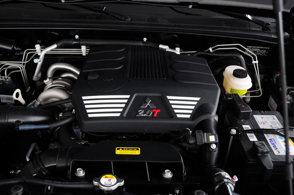 2015款 2.0T 手动四驱精英型 引擎底盘