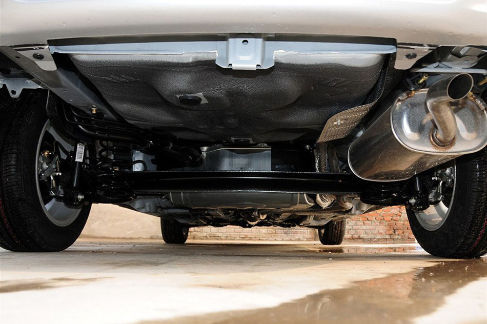 长城C30 2013款 1.5L MT 舒适型 引擎底盘