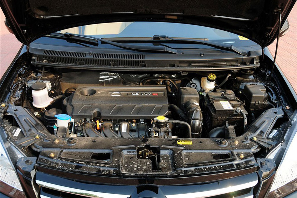长城C30 2013款 1.5L MT 豪华型 引擎底盘