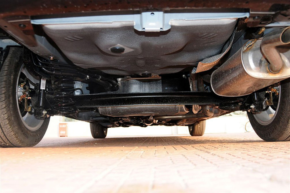 长城C30 2013款 1.5L MT 豪华型 引擎底盘