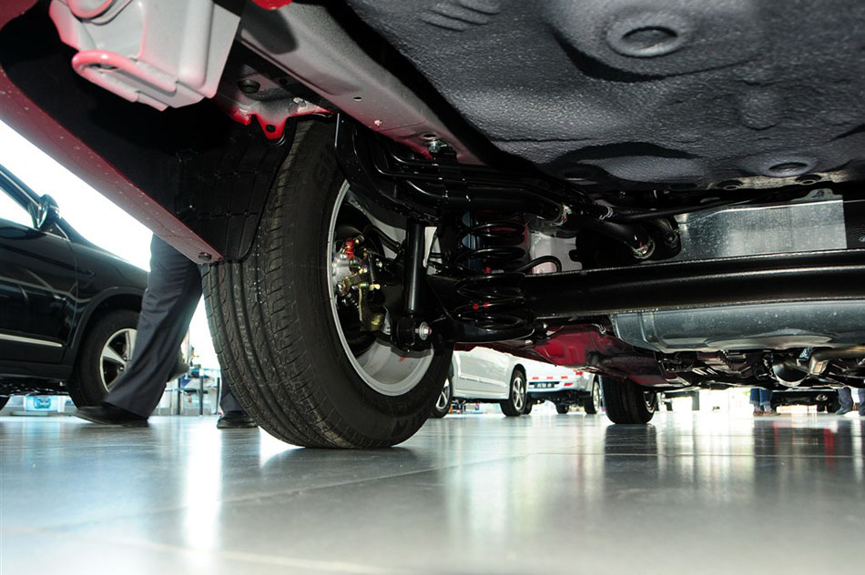 2015款 1.5L 手动豪华型 引擎底盘