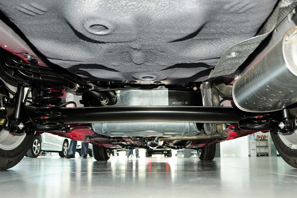 2015款 1.5L 手动豪华型 引擎底盘