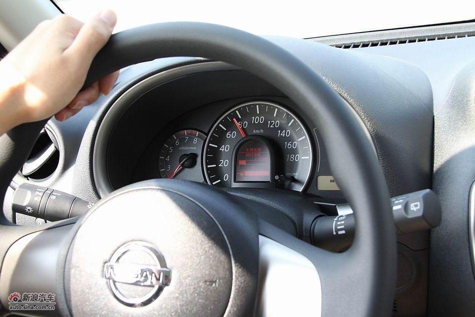 东风日产玛驰内饰
