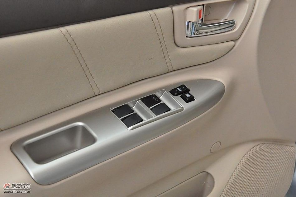 比亚迪F3DM低碳版双模电动车内饰图