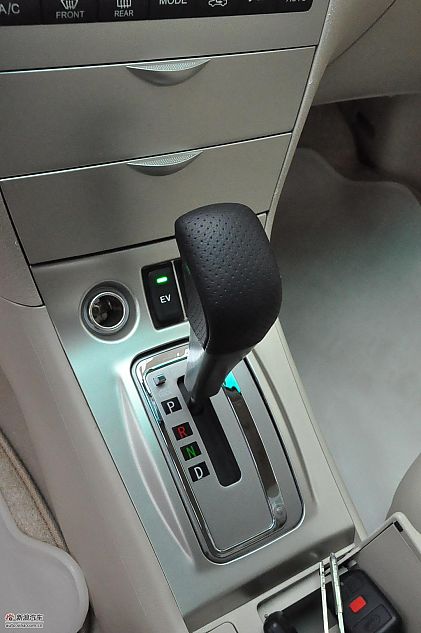 比亚迪F3DM低碳版双模电动车内饰图