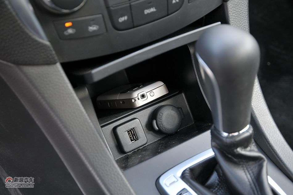 储物格、杯架的储物能力