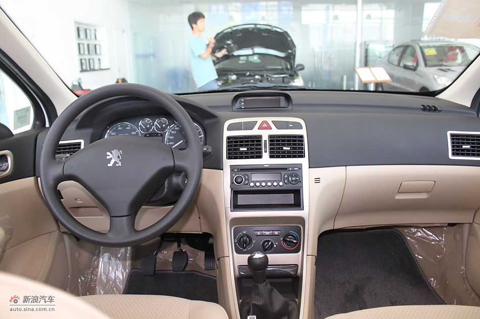 新标致307三厢内饰