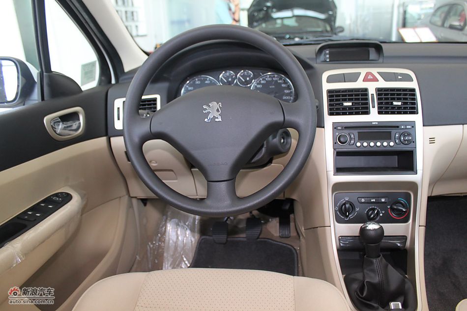 新标致307三厢内饰