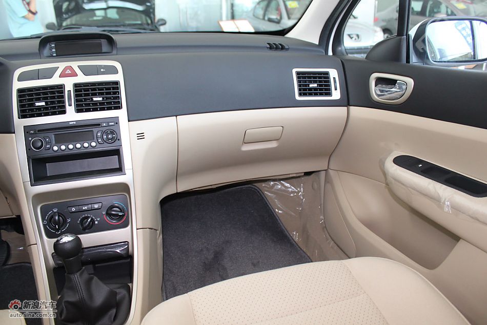 新标致307三厢内饰