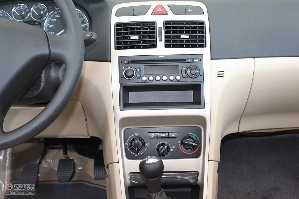 新标致307三厢内饰