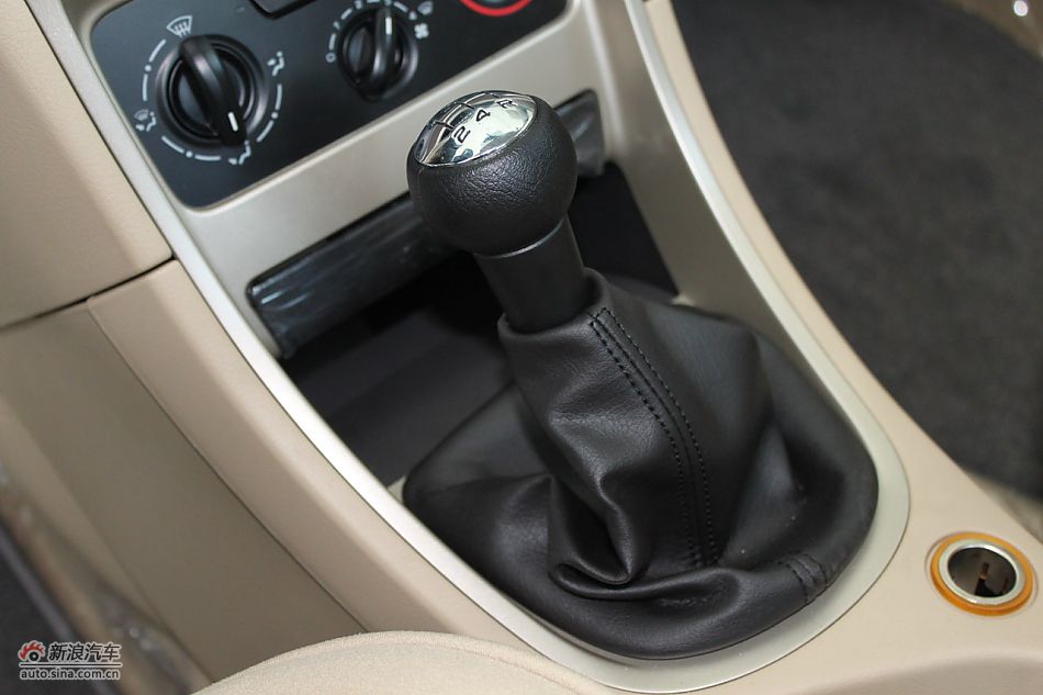 新标致307三厢内饰