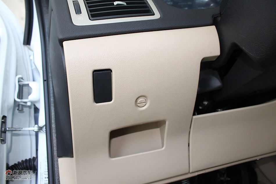 新标致307三厢内饰