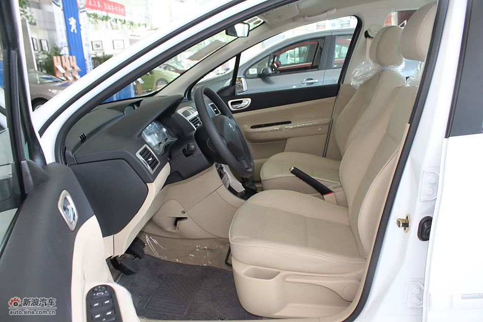 新标致307三厢内饰