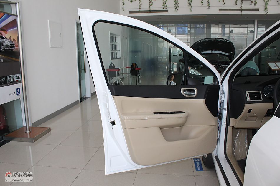 新标致307三厢内饰