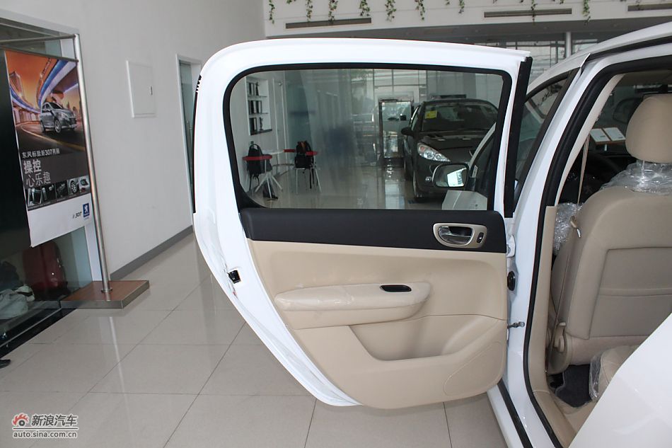 新标致307三厢内饰