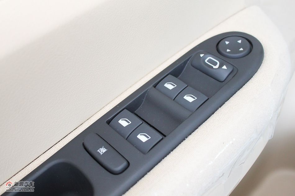 新标致307三厢内饰