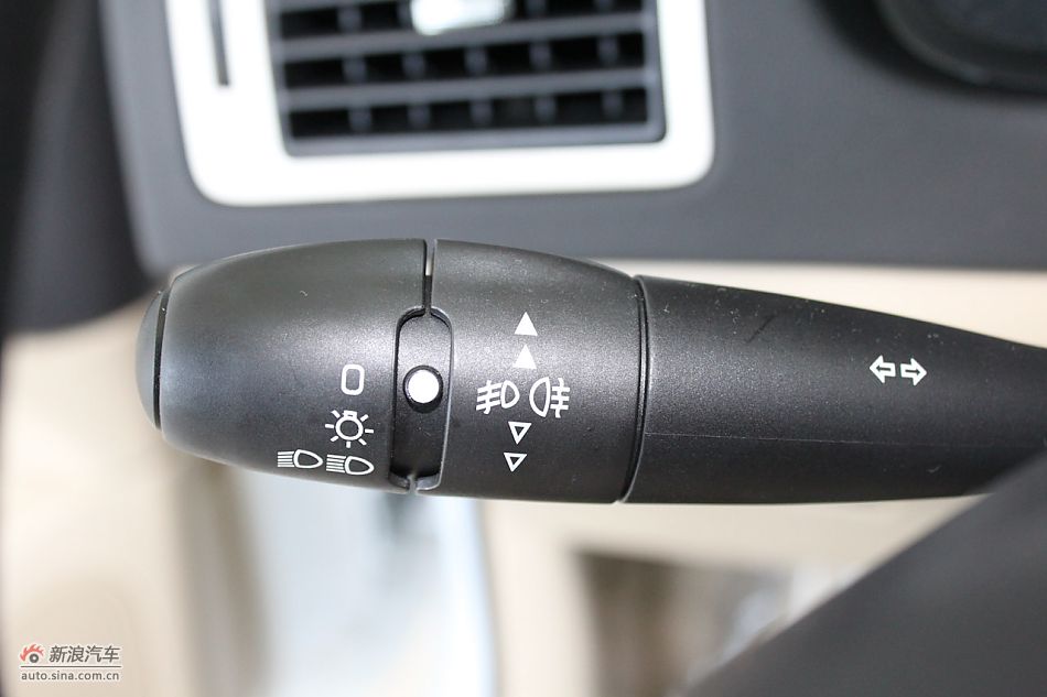 新标致307三厢内饰