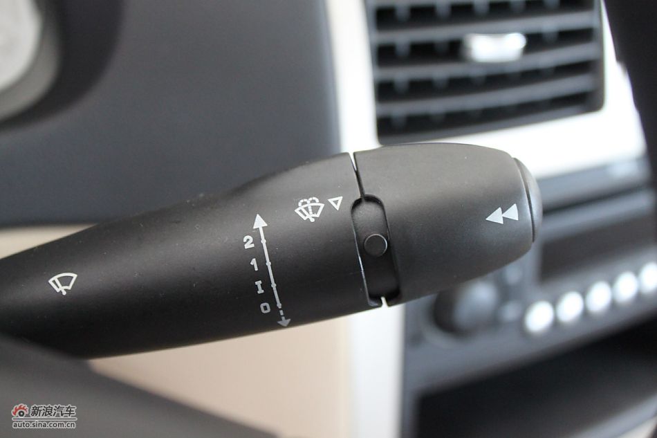 新标致307三厢内饰