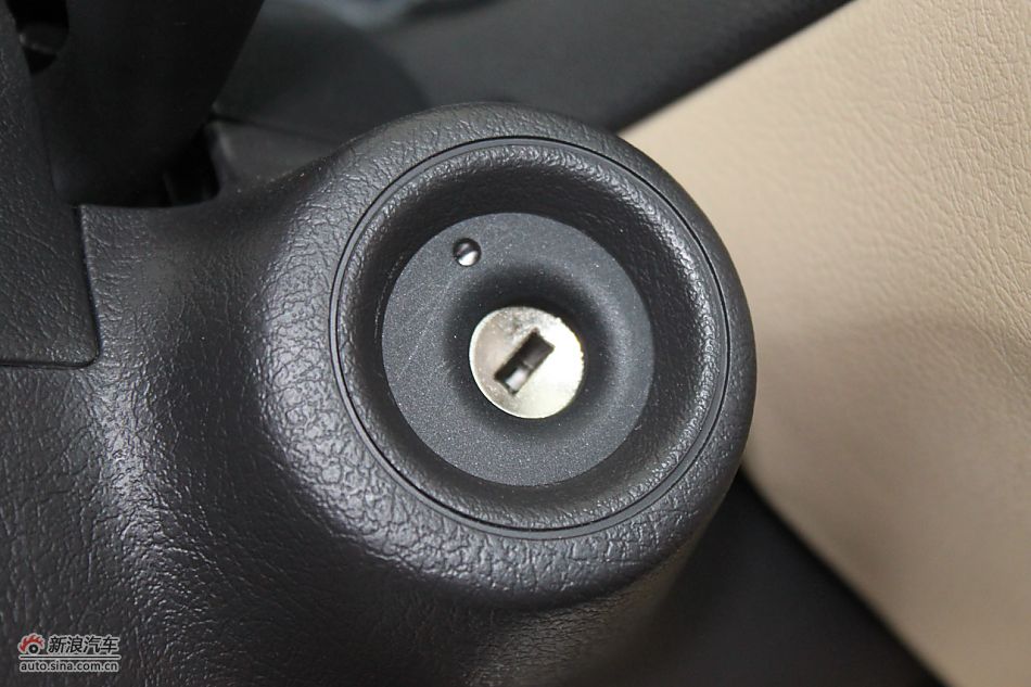 新标致307三厢内饰