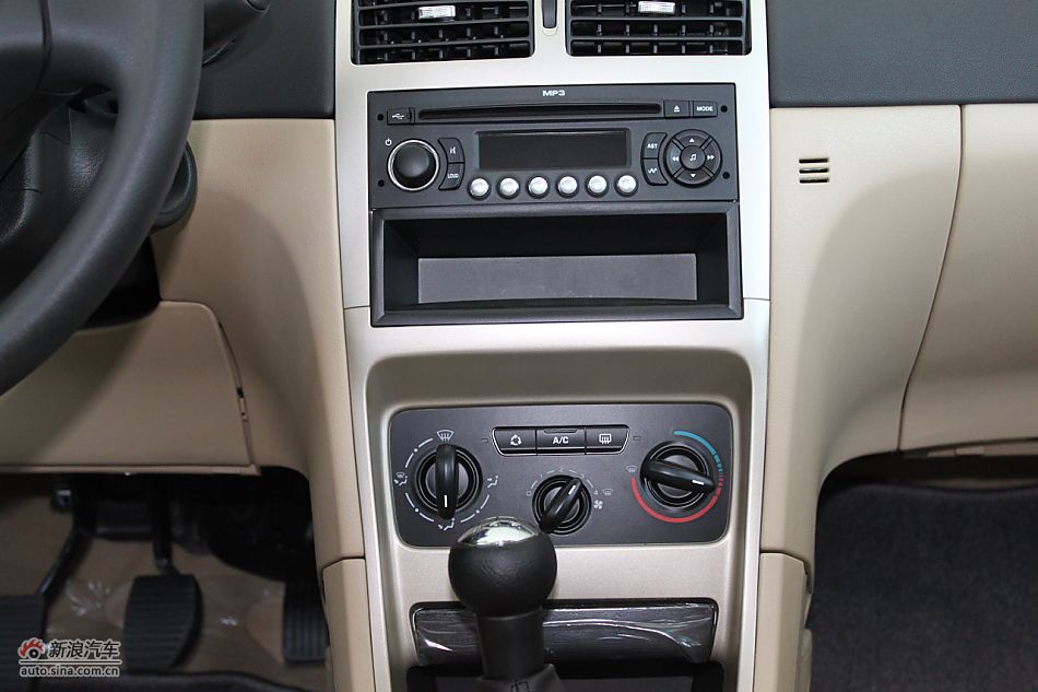 新标致307三厢内饰