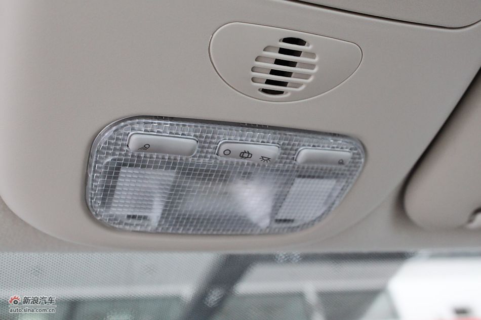 新标致307三厢内饰