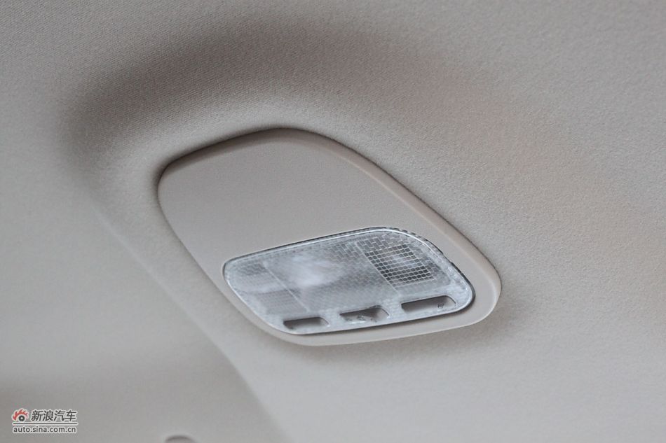 新标致307三厢内饰