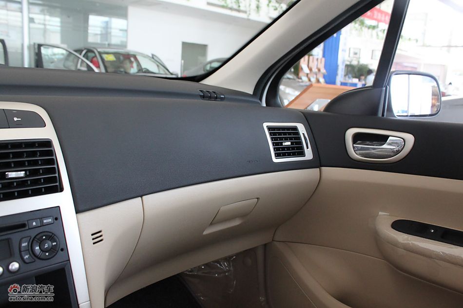 新标致307三厢内饰