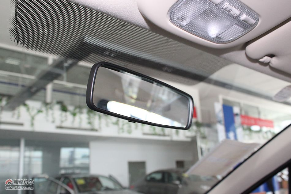 新标致307三厢内饰