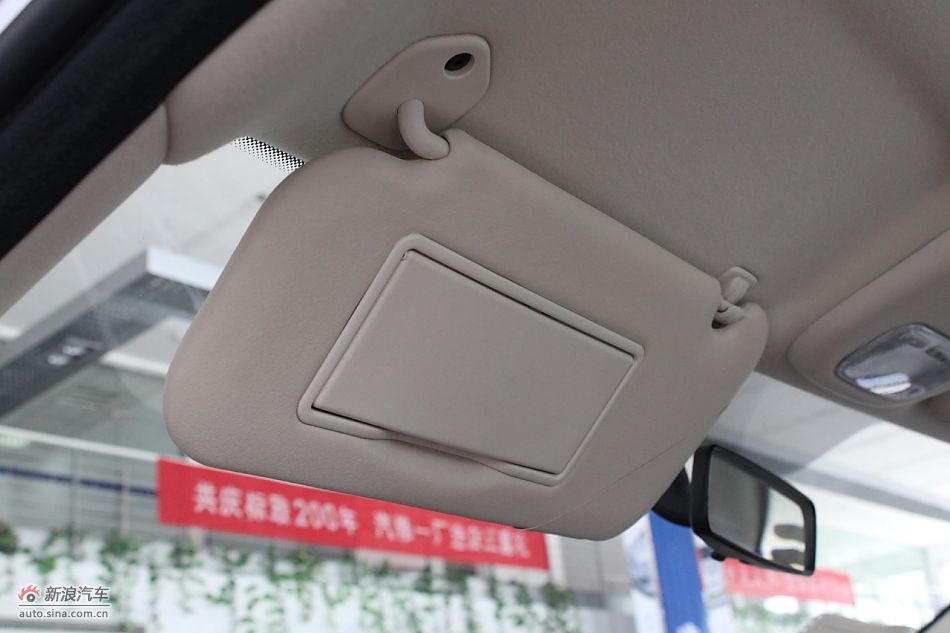 新标致307三厢内饰