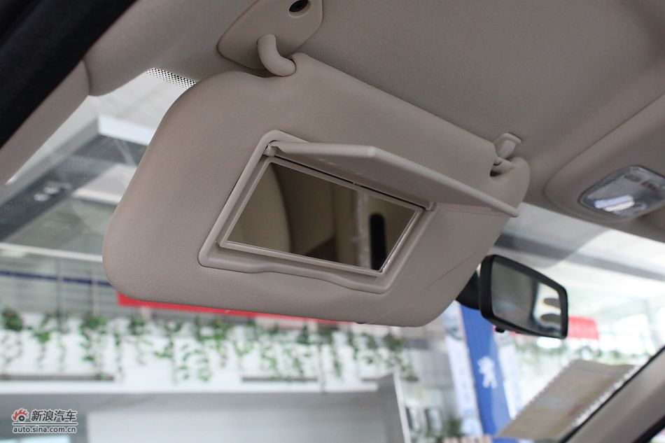 新标致307三厢内饰